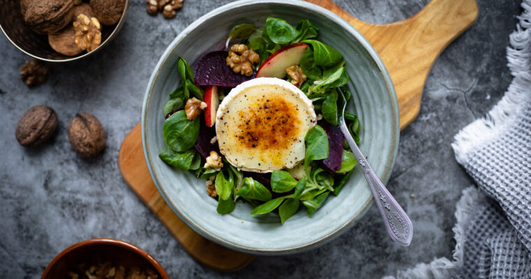 Salat peedi ja karamellise kitsejuustuga