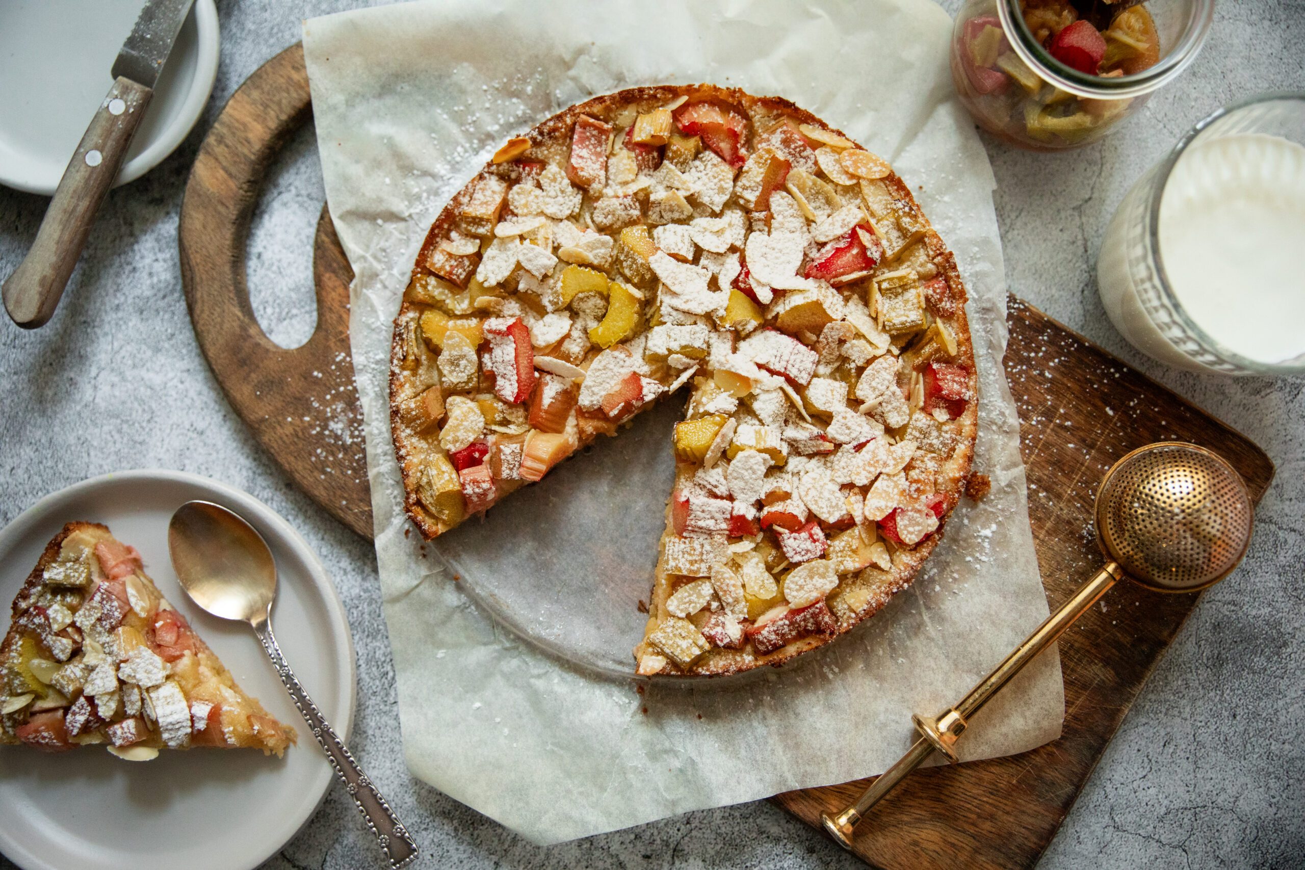 Ülilihtne gluteenivaba rabarberi-mandlikook