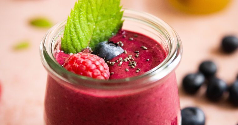 Mustika-vaarika chia-puding kookosega