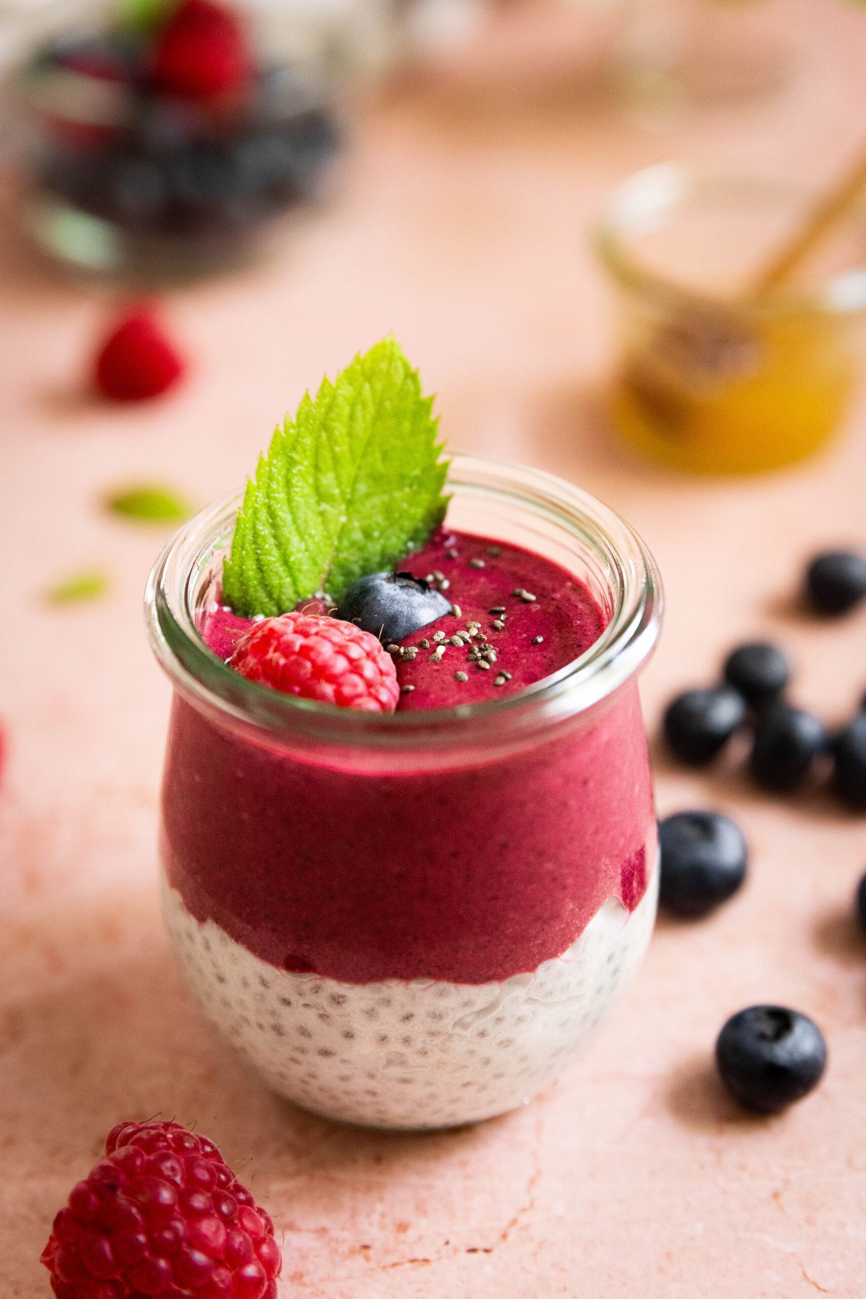 Mustika-vaarika chia-puding kookosega